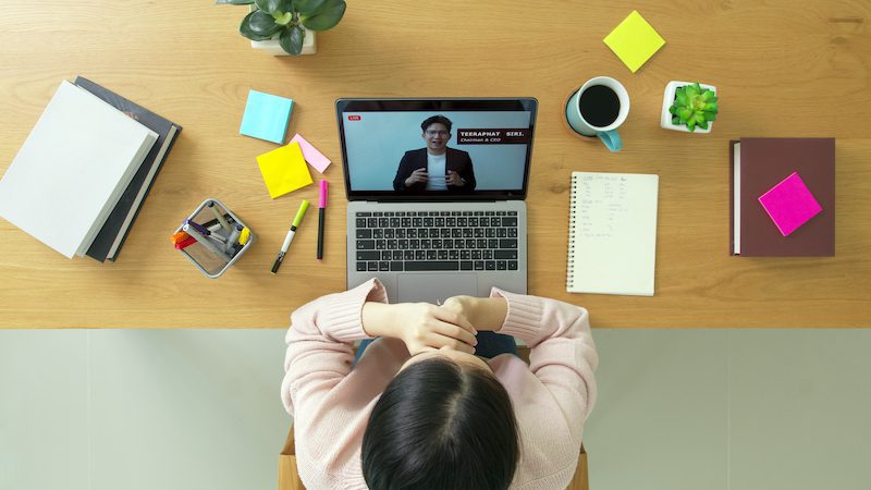 5 tips for managing remote learners woman listen to computer